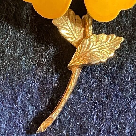 Vintage Enamel flower Pin - Picture 4 of 6
